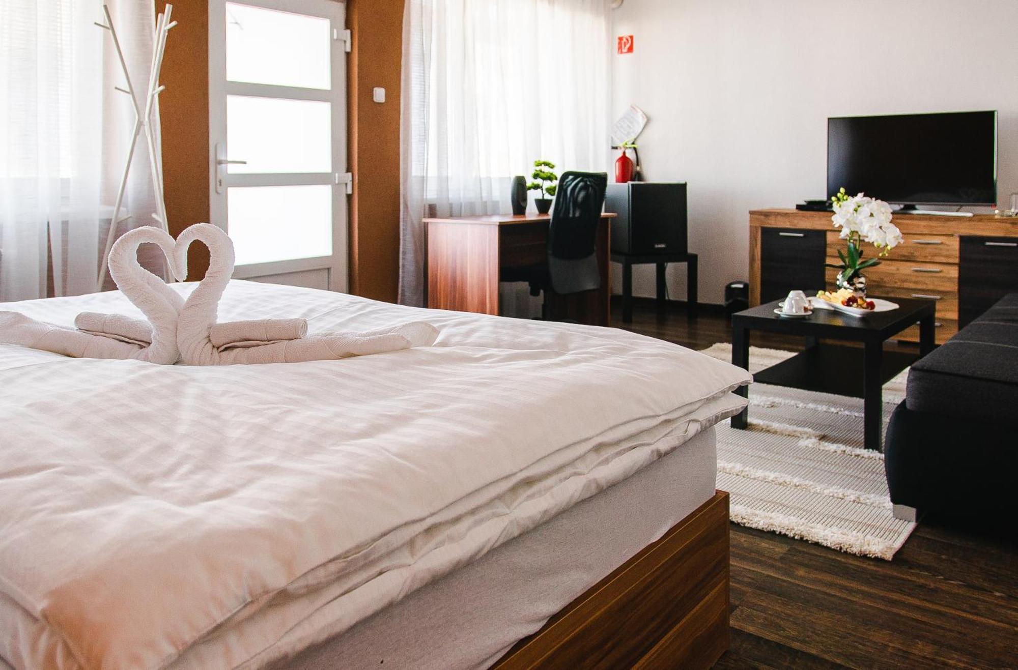 Aerocafe Hotel Партизанске Екстериор снимка