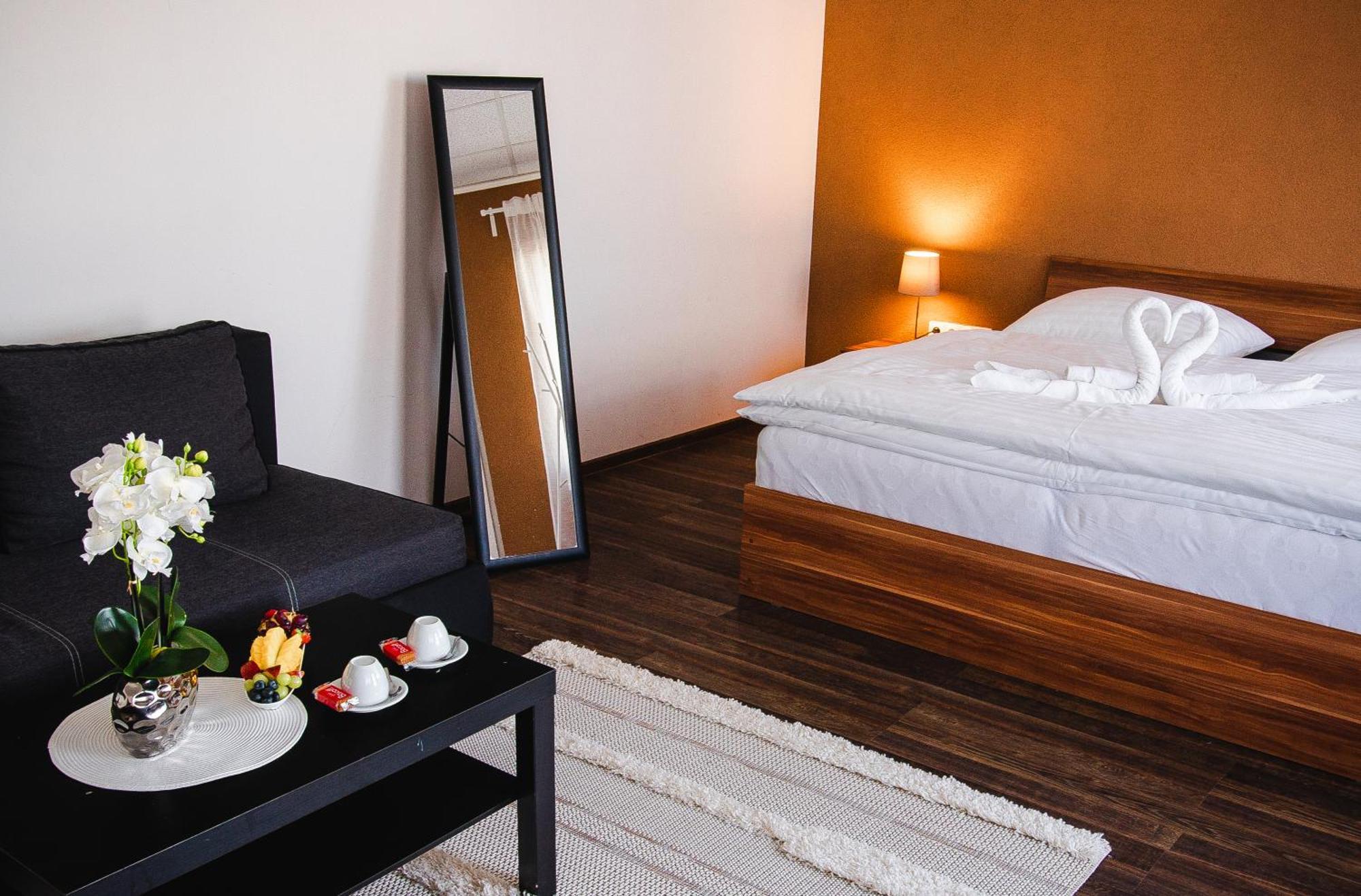 Aerocafe Hotel Партизанске Екстериор снимка