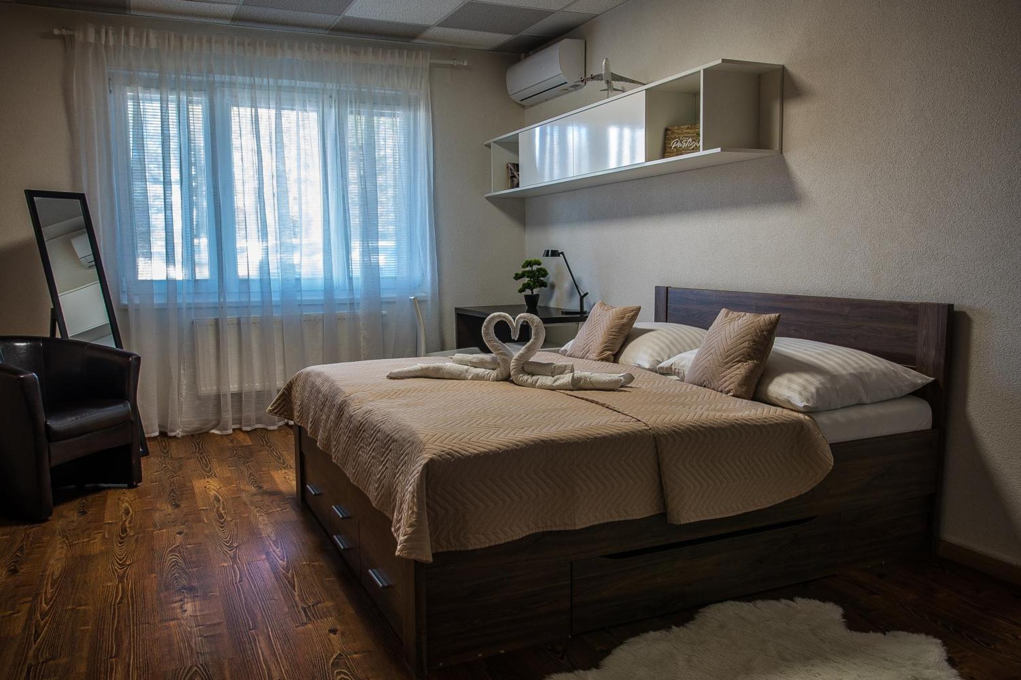 Aerocafe Hotel Партизанске Екстериор снимка