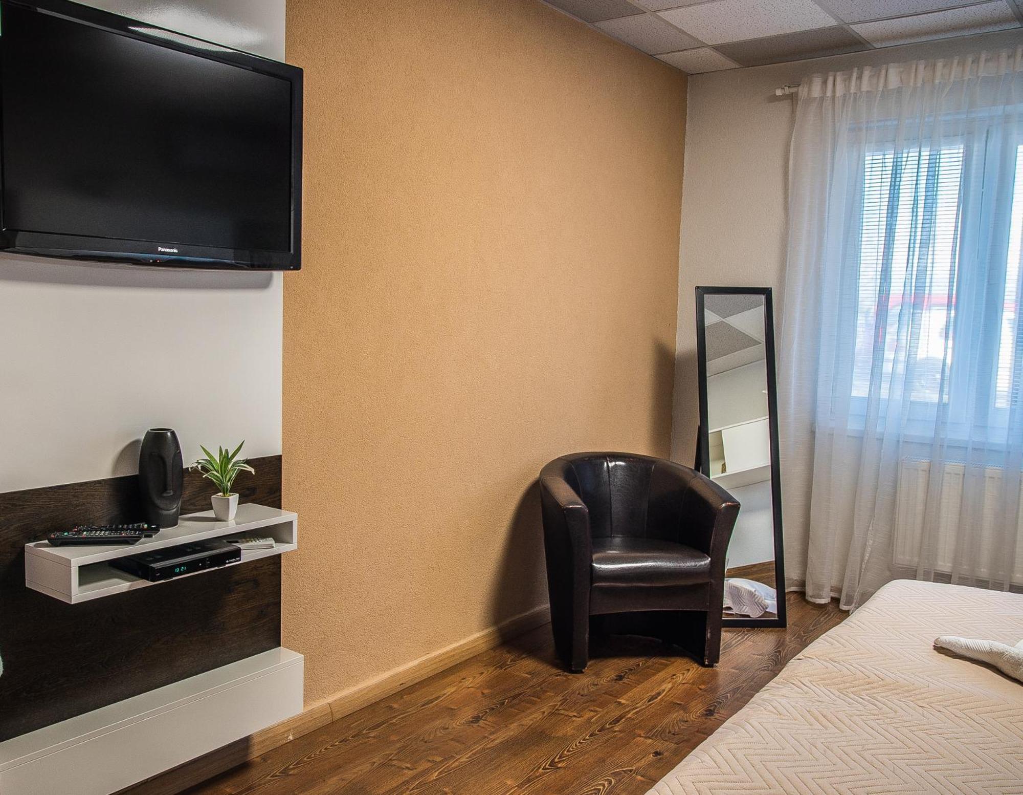Aerocafe Hotel Партизанске Екстериор снимка