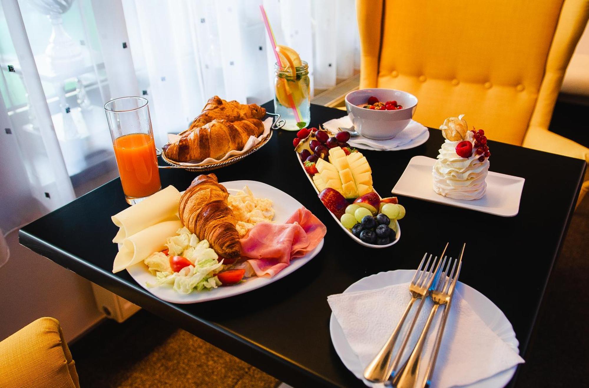 Aerocafe Hotel Партизанске Екстериор снимка